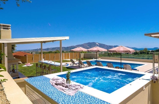 Villa Hill, 2 bedroom villa with breathtakig view and private pool!