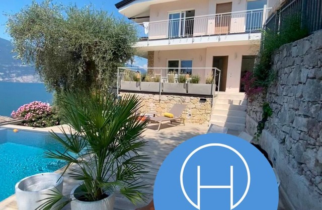 Villa Holzi: Modern apartment with Infinity pool and stunning lakeview