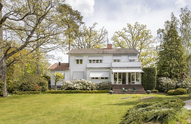 Villa idyll on Solsidan with award-winning park-like garden and lake views!