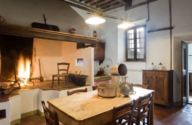 Villa in a farmhouse a stone's throw from Siena with swimming pool, free wi-fi