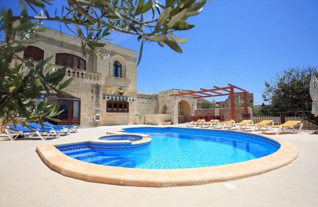 Villa in central location. Family friendly villa with pool and garden.