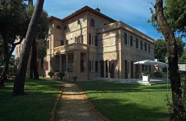 Villa in Marina Di Pietrasanta with 6 bedrooms sleeps 12