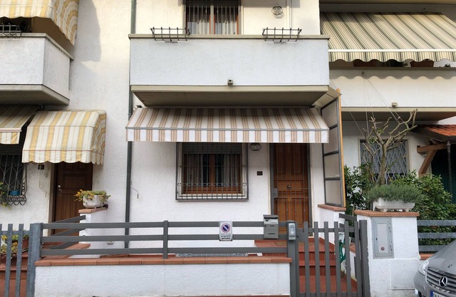 Villa in Torre del Lago/Viareggio a stone's throw from the lake theater near the Sea