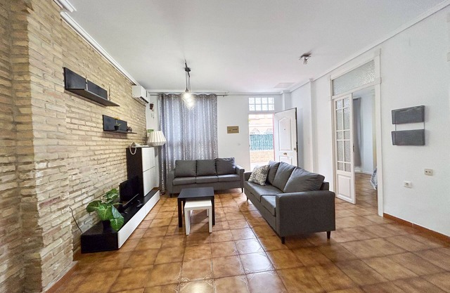 Villa in the city Valencia, neighborhood Cruz Cubierta