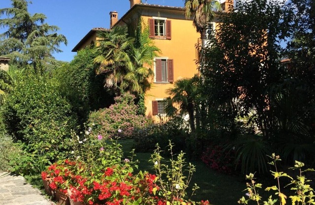 VILLA IN TUSCANY BETWEEN SEA, MOUNTAINS, AND ART