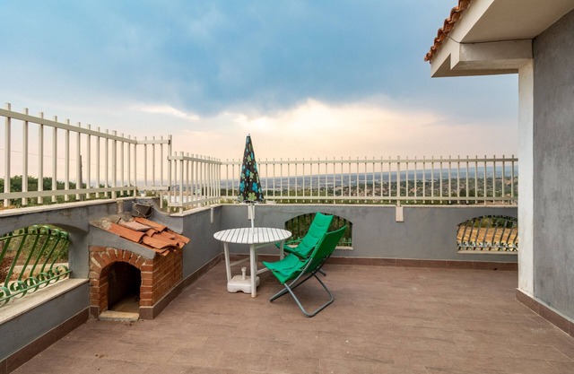 Villa 'Joseph' with Sea View, Wi-Fi and Air Conditioning