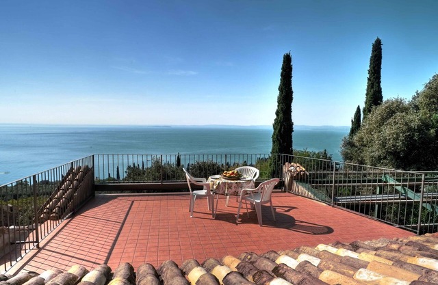 Villa La Limonaia, Garda, silent position in the green, great lake views
