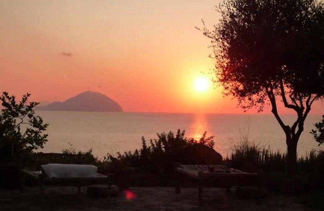 Villa La Vigna, in the bay of Pollara, with swimming pool