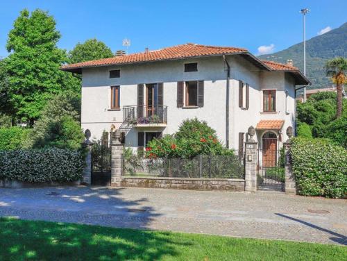 VILLA LAGO foreground - Pet friendly stay- garden-parking-Lake view- Bike friendly holiday house