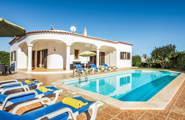 Villa Lourenco - A detached Villa, Great location to shops & restaurants, WI-FI