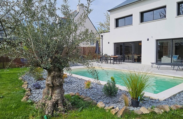 Villa Magnolia: On the seafront with swimming pool