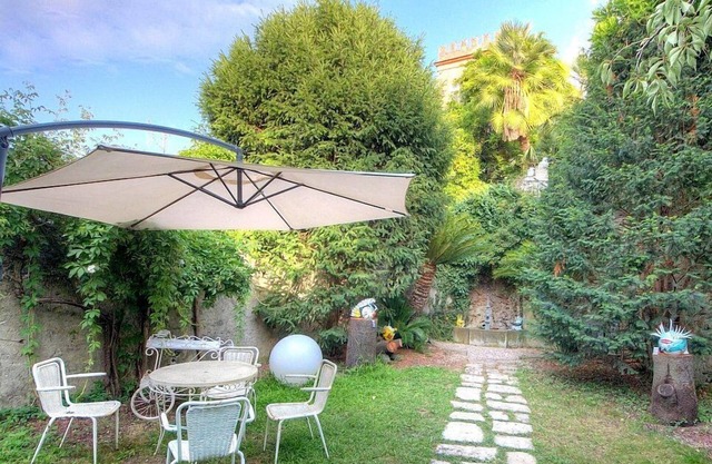 Villa Malvina C: A welcoming apartment that is part of an ancient historic building, with Free WI-FI.