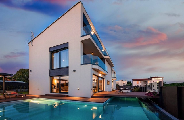 Villa Mare Exclusive with infinity pool and fitness studio near the beach.