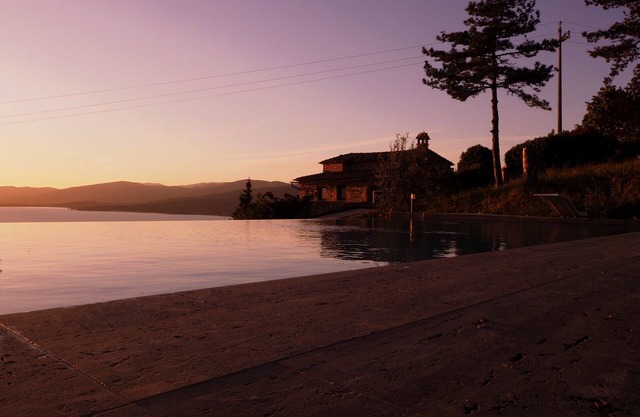 Villa Marghi, modern villa with infinity pool overlooking Lake Trasimeno