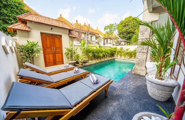 Villa MARIE - KUTA - 6 Bedroom 4 Bathroom Villa - Great Location !