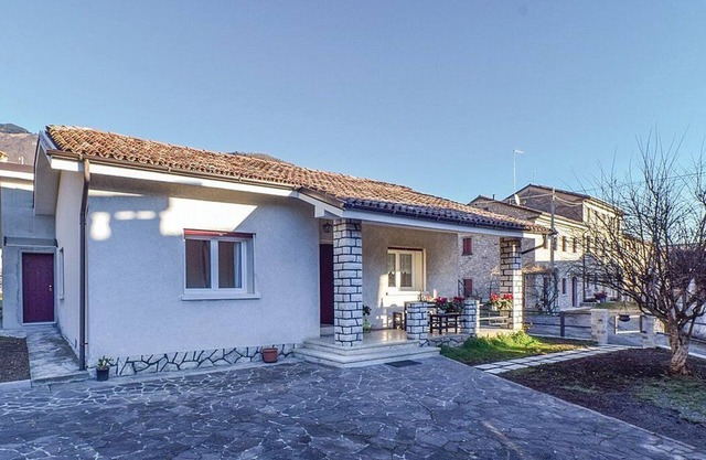 Villa Marsica A: A welcoming independent house immersed in a splendid landscape, in the heart of a wonderful little town, with Free WI-FI.