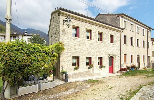 Villa Marsica C: A welcoming two-story apartment immersed in a splendid landscape, in the heart of a wonderful little town, with Free WI-FI.