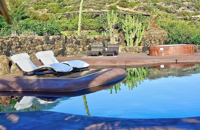 Villa Meriggio B: A characteristic dammuso with the fascination of the typical and ancient houses of the island.