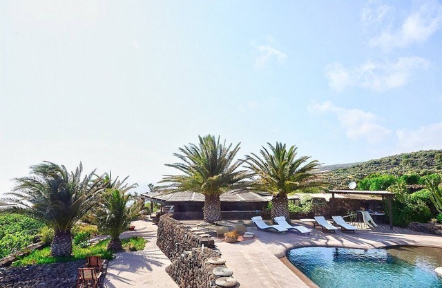 Villa Meriggio C: A characteristic and welcoming dammuso with the fascination of the typical and ancient houses of the island.