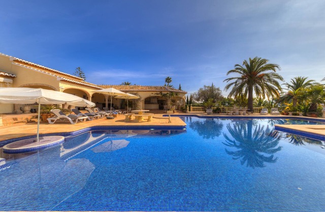 Villa Miramonte - huge pool and gardens with mountain views for 12 guests