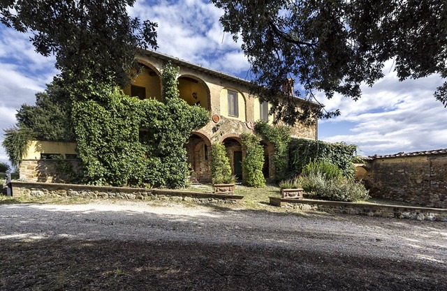Villa near Siena and Montalcino with private pool and garden