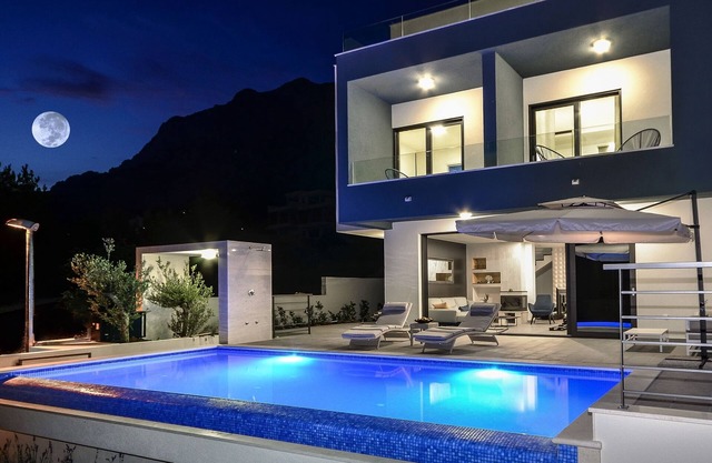 Villa Nina Makarska, 33 m2 heated infinity pool, roof terrace, sea views, BBQ