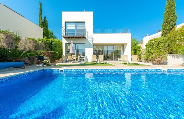 Villa Ocean View - a villa that sleeps 6 guests in 3 bedrooms