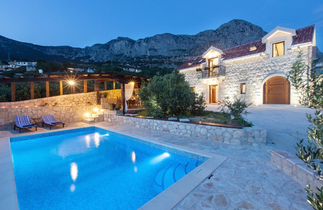 Villa Oliva - exclusive gateway, luxurious serenity, stunning views, heated pool