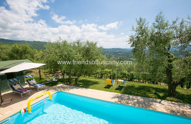 Villa Oliva, Tuscany villa with pool, large private garden, walk to restaurant.