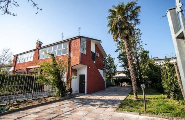 Villa on 1st floor with large garden, air conditioning, bbq, 2 parking spaces