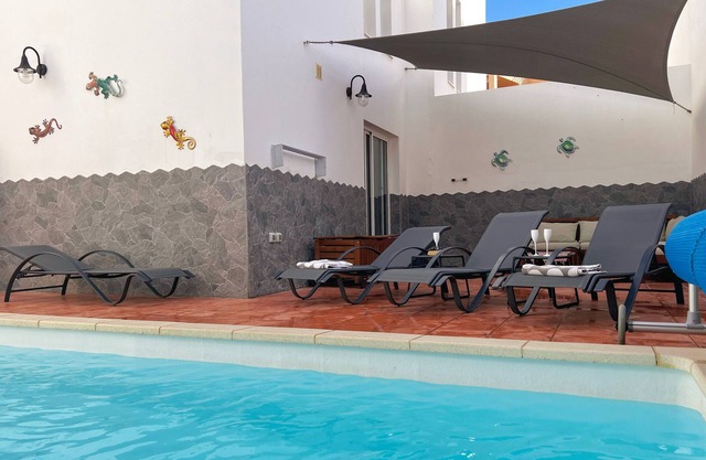 'Villa Pacifica' with heated pool, terrace, lounge area & Wi-Fi