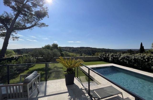 Villa Perrine: Pool, Spa, Panoramic View, right in the center of Uzès