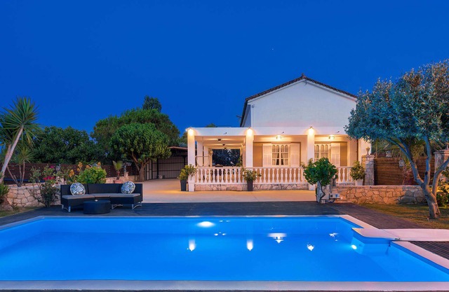 Villa Pnoe by Villa Plus