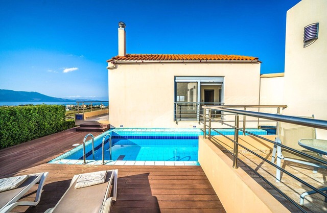 Villa Pounentes, a few meters from Nopigia Beach !