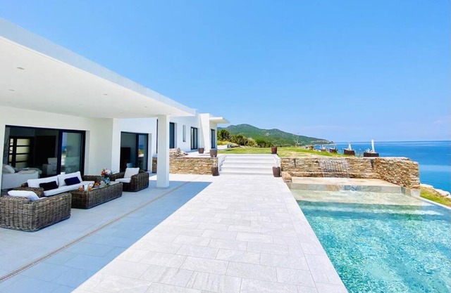 Villa prestige au bord de l'eau- Pietracorbara