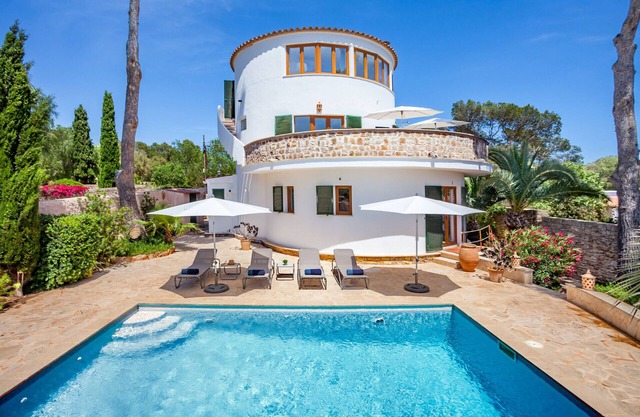 Villa Redonda holiday house with pool within walking distance to the beach in Cala Santanyi