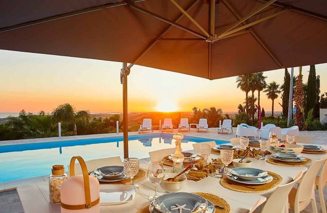 "Villa Sara" with Sea View, Pool & Wi-Fi