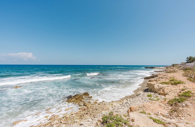 Villa 'Sea Side Family' with Private Garden, Wi-Fi and Air Conditioning