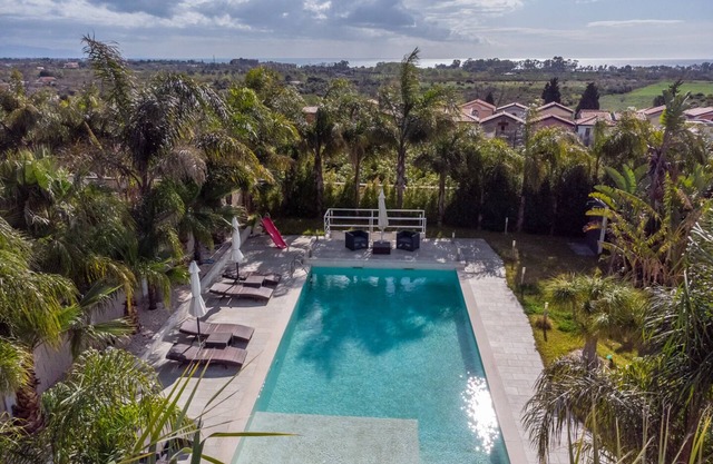 VILLA SICILY SWIMMING POOL