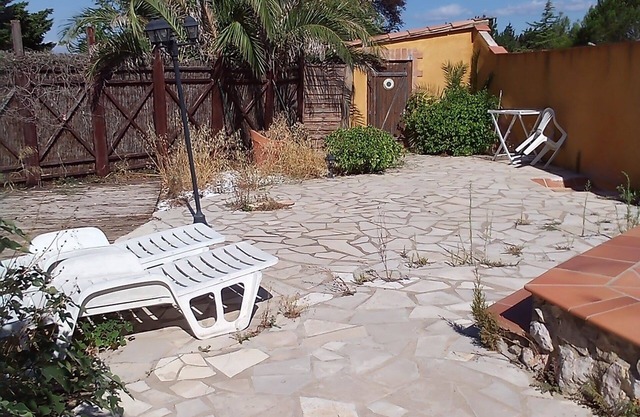 VILLA SLEEPS 5 IN THE COUNTRYSIDE WITH OUTDOOR POOL AND LAND