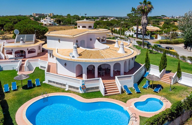 Villa Solar das Palmeiras is a large traditional style villa ideal for large groups or families