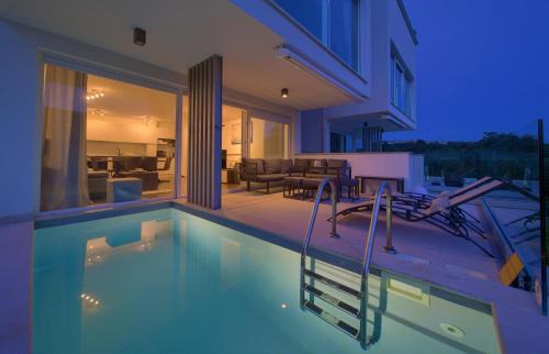 VILLA SOLIS LACUS modern Apartment - private heated pool - Air Conditioning -Smart TV - Free parking