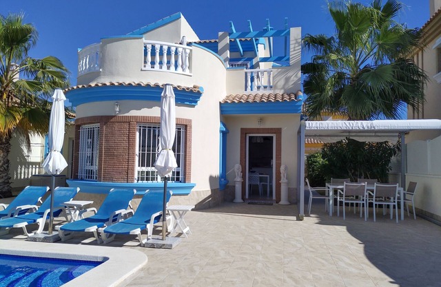 Villa south facing-Private heated pool-Beach-English TV-2 King size-Wi-Fi