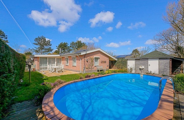 Villa Springtij: Spacious vacation home with private pool near the beach in Julianadorp aan Zee
