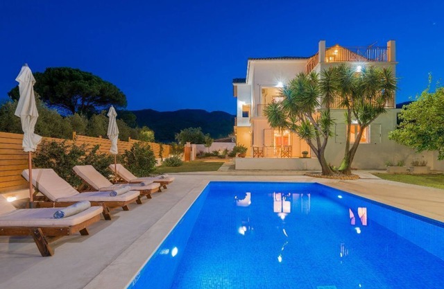 Villa Status with private pool for families and group of friends.