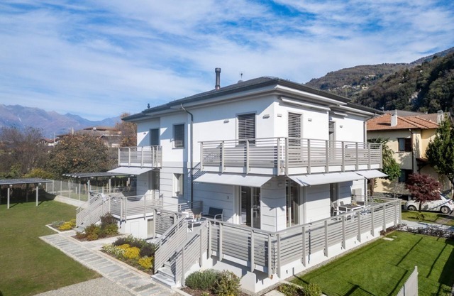Villa Sunrise with pool and large private garden - few step from the beach