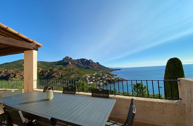Villa sur les hauteurs vue mer et montagne