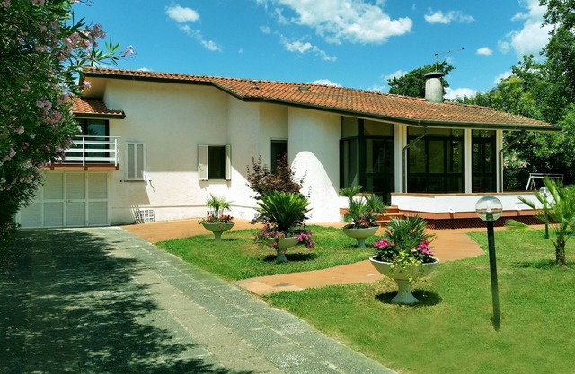 Villa surrounded by greenery, 10 minutes from Forte dei Marmi and Viareggio. 3 km