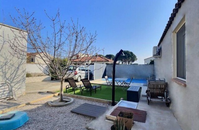 Villa swimming pool and private parking
