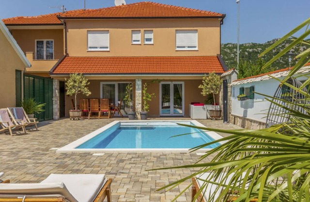 Villa Tefera - Four Bedroom Villa, Sleeps 10